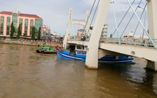 Tàu cá mắc kẹt dưới gầm cầu Lê Hồng Phong - Phan Thiết