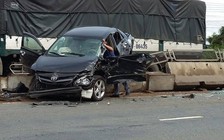 Xe 4 chỗ bị hất tung lên dải phân cách