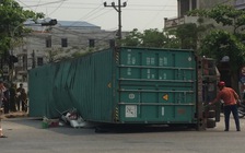 Xe container lật đè nát ô tô 4 chỗ, 2 người tử vong