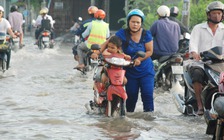 TP.HCM lại ngập do triều cao và mưa lớn
