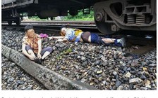 Hy sinh một chân để cứu bà cụ trên đường ray