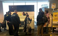 Nữ hành khách bị đuổi khỏi máy bay vì… cho con bú