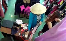 “Nữ quái” bịt mặt trộm điện thoại di động trong cửa hàng thời trang