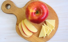 Món ăn bài thuốc: Cách làm sốt táo ăn kèm bánh mì cho người đau dạ dày