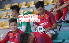 Tuyển thủ U.23 Việt Nam vui vẻ kí tặng fan sau trận hoà Viettel