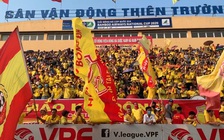 “Chảo lửa” Thiên Trường bùng nổ trong ngày bóng đá Việt Nam trở lại
