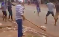Hai băng nhóm mang dao rựa rượt chém nhau giữa đường