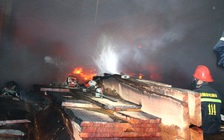 Cháy xưởng gỗ trong khu dân cư lúc rạng sáng