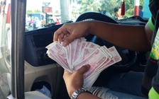 'Tiền lẻ' vây trạm thu phí: Tài xế dùng tiền lẻ 'quyết' đòi mua vé