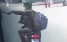 Hai thanh niên đi xe máy cầm mã tấu đuổi chém xe khách trên quốc lộ