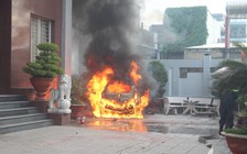 Ô tô đậu trong khách sạn đột nhiên bốc cháy