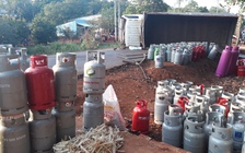 Hoảng loạn với cảnh xe tải chở cả trăm bình gas bị lật