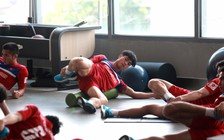 Hết đau đầu gối, Công Phượng vẫn né ống kính phóng viên