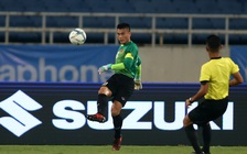 Thủ môn Bùi Tiến Dũng và chiếc băng đội trưởng màu xanh cốm...