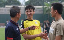 Thủ môn Bùi Tiến Dũng và Đoàn Văn Hậu hớn hở gặp lại thầy cũ Hoàng Anh Tuấn