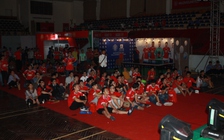 Xếp hàng từ chiều đến tối, fan M.U Việt buồn bã vì trận đấu tranh top 4 bị hủy