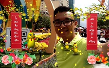 Lần đầu tiên TPHCM ứng dụng quét mã để chụp hình tại đường hoa Nguyễn Huệ