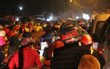 [VIDEO] Biển người đội mưa, hơn 8 giờ tắc đường vào chợ Viềng ngày Tết