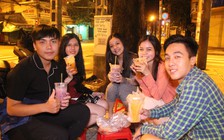 Nửa đêm xếp hàng mua trà đào dầm trên vỉa hè quận 5