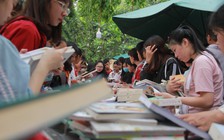 Chen chúc, xếp hàng mua sách theo kí lô