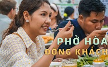 Phở Hòa đông nghịt khách sau khi mở bán trở lại