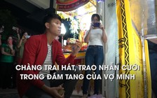 Chàng trai hát, trao nhẫn cưới trong đám tang của vợ mình