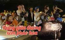 Người dân TP.HCM đứng giữa đường ngắm pháo hoa 2.9