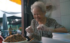 Cụ bà Lạng Sơn hơn 40 năm tráng bánh cuốn chợ Bàn Cờ, nuôi 8 người con ăn học