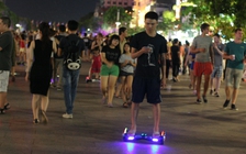 Giới trẻ Sài Gòn thích thú 'lượn' xe điện cân bằng trên phố đi bộ