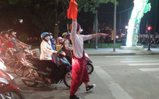 Chú hề xuống đường hướng dẫn giao thông, người người vui vẻ