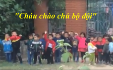 Học sinh mầm non vẫy chào các chú bộ đội đang hành quân