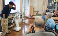 Robot làm bạn với người già Nhật Bản