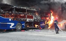 Xe giường nằm và xe container bốc cháy dữ dội trên quốc lộ 1A