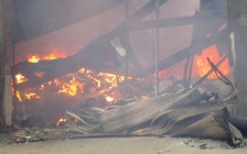 Ba công nhân bị mắc kẹt trong đám cháy lớn tại nhà máy bánh kẹo Tràng An