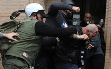 Đụng độ giữa người biểu tình ủng hộ và phản đối ông Trump