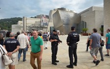 Nghi phạm lao xe ở Barcelona định đánh bom khủng bố đền đài