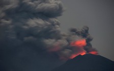 Khoảng 100 du khách Việt Nam ở Bali khi núi lửa phun