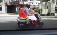 Bé gái 5 tuổi chạy xe máy chở cả gia đình phóng như bay ở Ấn Độ