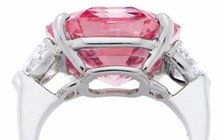 Viên kim cương hồng đạt giá 1.165 tỉ đồng