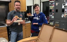 Không được trả lương, nhân viên không lưu Mỹ được đồng nghiệp Canada ‘tiếp tế’ pizza