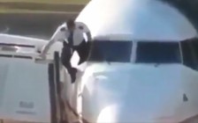 Phi công leo vào cửa sổ buồng lái vì… quên chìa khóa