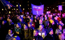 Nhiều nước cảnh báo khủng hoảng tại Anh