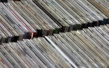 Con kiện cha mẹ vì tiêu hủy kho 'phim người lớn'