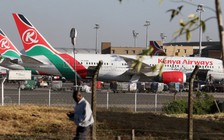 Kinh hoàng thi thể khách đi lậu rơi từ máy bay đang hạ cánh ở London