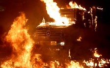 Người biểu tình Hồng Kông ném bom xăng đốt cháy xe bọc thép của cảnh sát