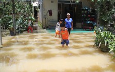 Cả nhà bị ngập nước gần nửa mét triền miên hơn một tháng nay