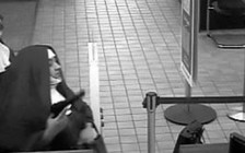 Cải trang thành nữ tu cướp ngân hàng