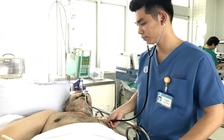 Bệnh viện từ bác sĩ đến y tá đều 'nhức đầu' với bệnh nhân ngoại quốc