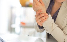 Nhiều người trẻ bị viêm khớp có thể do tập thể dục nặng