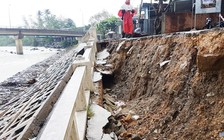 Kè sông sạt lở, uy hiếp nhà dân